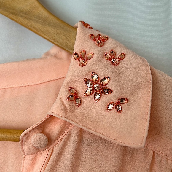 Torrid Beautiful Jewel Collar Long Sleeve Peach Colored Blouse Top Size 1X 14-16 - Picture 3 of 5